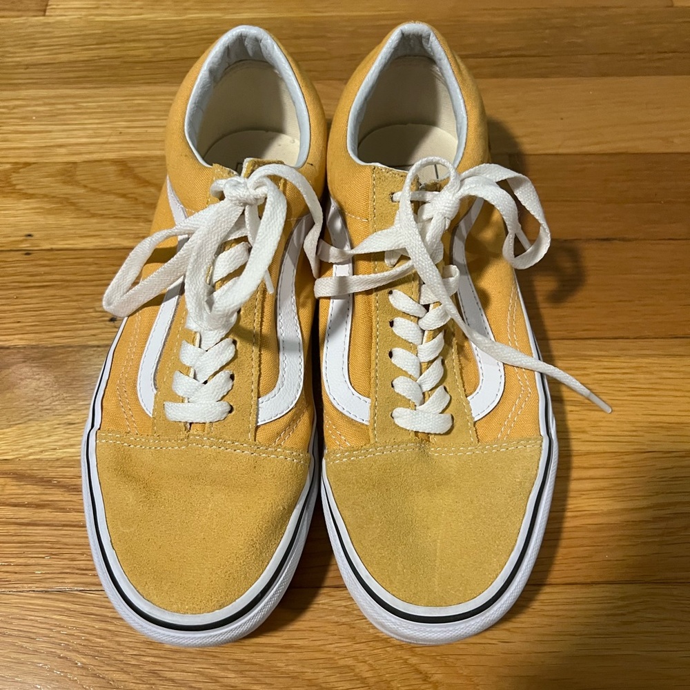Yellow Converse 💛🤍